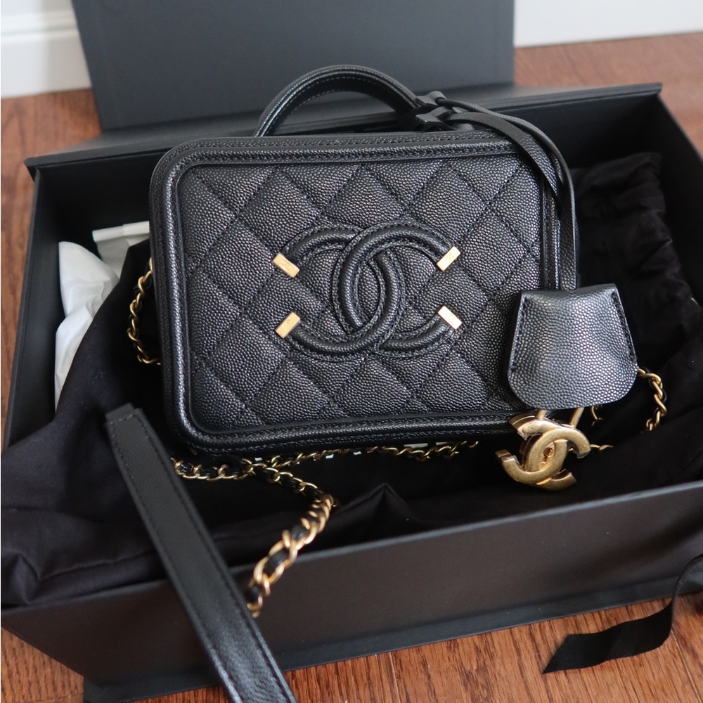 Chanel Caviar Quilted small CC Filigree Vanity Case Black
